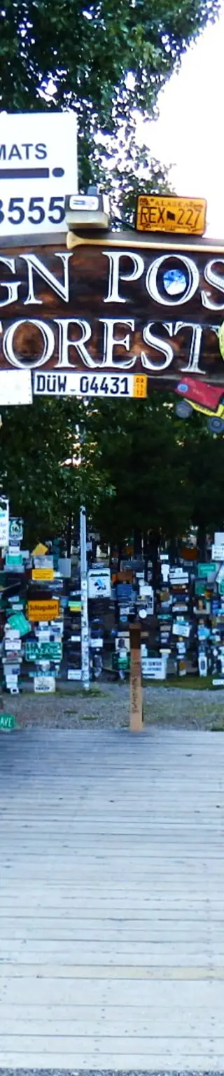 Besuche die Schildersammlung im Sign Post Forest